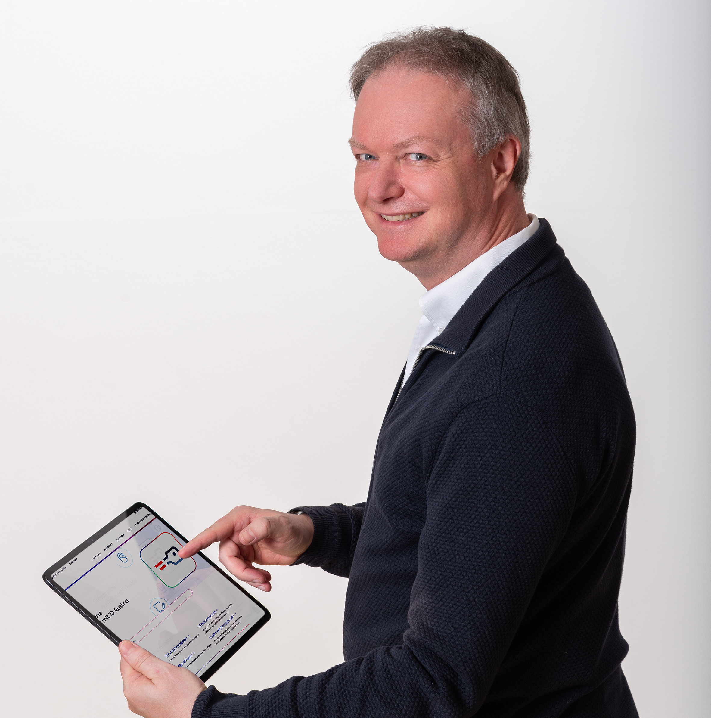 Martin Heiss erklärt einer Kundin EDV-Hilfe auf einem Tablet
